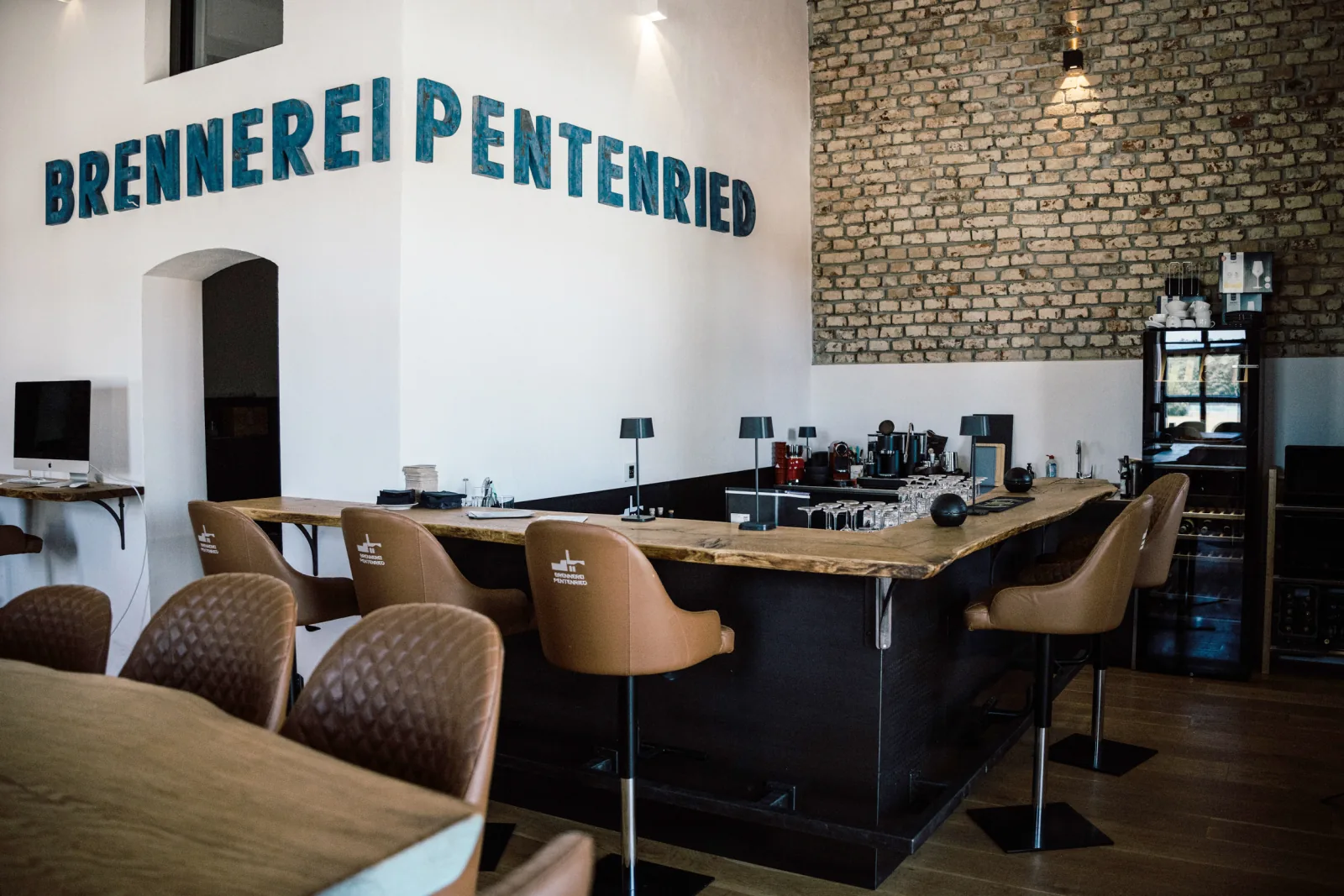 Die Bar der Brennerei Pentenried mit dem Schriftzug an der Wand